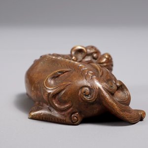 A Chinese bronze scroll or paper weight shaped as a Buddhist lion or Shishi, 17/18th C. — photo 4