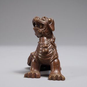 A Chinese bronze scroll or paper weight shaped as a Buddhist lion or Shishi, 18/19th C. — photo 3