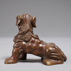 A Chinese bronze scroll or paper weight shaped as a Buddhist lion or Shishi, 18/19th C. — photo 4