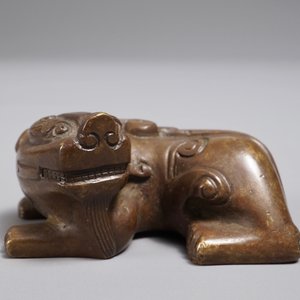 A Chinese bronze scroll or paper weight shaped as a Buddhist lion or Shishi, 18/19th C. — photo 2