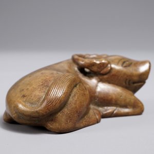A Chinese bronze scroll or paper weight shaped as a buffalo, 18/19th C. — photo 3