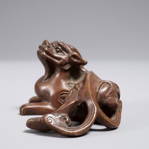 A Chinese bronze scroll or paper weight shaped as a chilong, 18/19th C. — photo 5