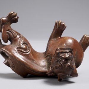 A Chinese bronze scroll or paper weight shaped as a chilong, 18/19th C. — photo 7