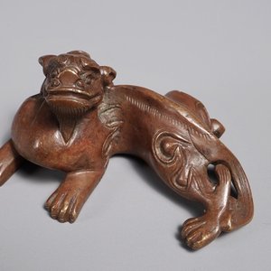 A Chinese bronze scroll or paper weight shaped as a chilong, 18/19th C. — photo 1