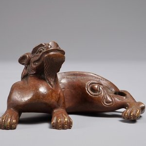 A Chinese bronze scroll or paper weight shaped as a chilong, 18/19th C. — photo 2