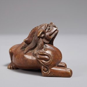 A Chinese bronze scroll or paper weight shaped as a chilong, 18/19th C. — photo 3