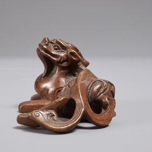 A Chinese bronze scroll or paper weight shaped as a chilong, 18/19th C. — photo 5