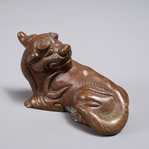 A Chinese bronze scroll or paper weight shaped as a chilong, 18/19th C. — photo 1