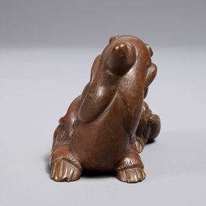 A Chinese bronze scroll or paper weight shaped as a chilong, 18/19th C. — photo 3