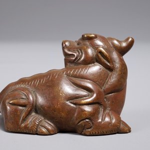 A Chinese bronze scroll or paper weight shaped as a chilong, 18/19th C. — photo 4