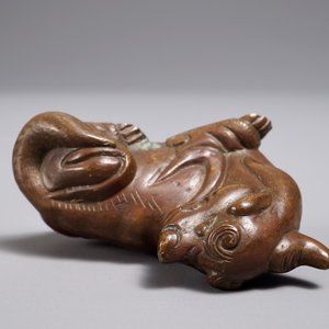 A Chinese bronze scroll or paper weight shaped as a chilong, 18/19th C. — photo 7