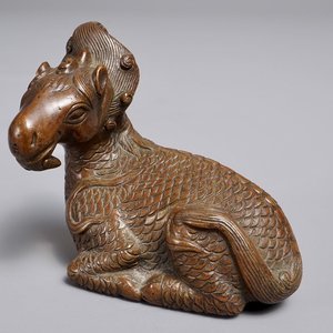 A Chinese bronze scroll or paper weight shaped as a longma, 18/19th C. — photo 1