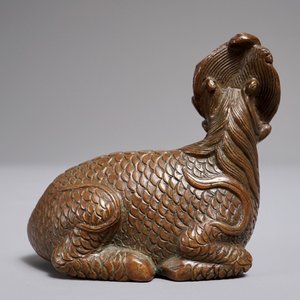 A Chinese bronze scroll or paper weight shaped as a longma, 18/19th C. — photo 4