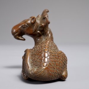 A Chinese bronze scroll or paper weight shaped as a longma, 18/19th C. — photo 5