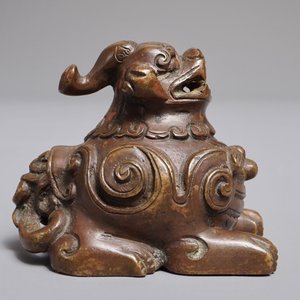 A Chinese bronze scroll or paper weight shaped as a luduan, 17/18th C. — photo 3