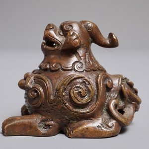 A Chinese bronze scroll or paper weight shaped as a luduan, 17/18th C. — photo 5
