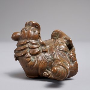 A Chinese bronze scroll or paper weight shaped as a mythical beast with rider, 19/20th C. — photo 7