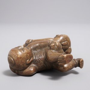 A Chinese bronze scroll or paper weight shaped as a pair of wrestling boys, 18/19th C. — photo 3