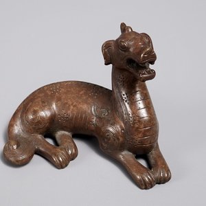 A Chinese bronze scroll or paper weight shaped as a pixiu, 18/19th C. — photo 1