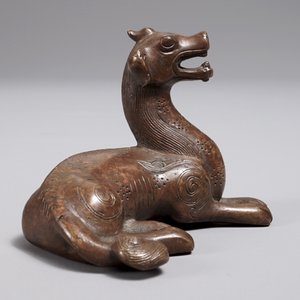 A Chinese bronze scroll or paper weight shaped as a pixiu, 18/19th C. — photo 2