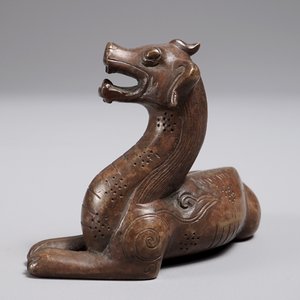 A Chinese bronze scroll or paper weight shaped as a pixiu, 18/19th C. — photo 5