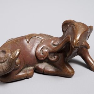 A Chinese bronze scroll or paper weight shaped as a ram, 17/18th C. — 照片 1
