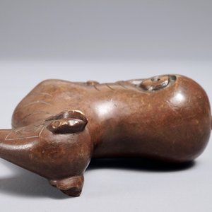 A Chinese bronze scroll or paper weight shaped as a ram, 17/18th C. — photo 7