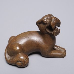 A Chinese bronze scroll or paper weight shaped as a tiger, 18/19th C. — photo 1