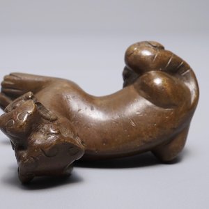 A Chinese bronze scroll or paper weight shaped as a tiger, 18/19th C. — photo 7