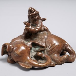 A Chinese bronze scroll or paper weight shaped as an elephant with rider, 19/20th C. — 照片 1