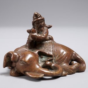 A Chinese bronze scroll or paper weight shaped as an elephant with rider, 19/20th C. — 照片 2