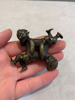 A Chinese bronze scroll weight in shape of two boys, Qing — photo 2