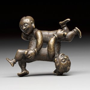 A Chinese bronze scroll weight in shape of two boys, Qing — photo 1