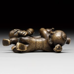 A Chinese bronze scroll weight in shape of two boys, Qing — photo 3