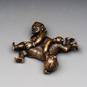 A Chinese bronze scroll weight in shape of two boys, Qing — photo 4