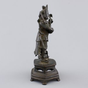A Chinese bronze sculpture of a musician, Ming Dynasty, 16/17th C. — foto 2