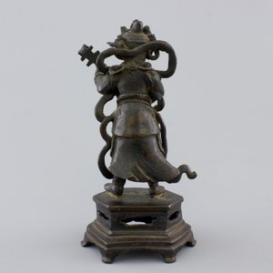 A Chinese bronze sculpture of a musician, Ming Dynasty, 16/17th C. — foto 3