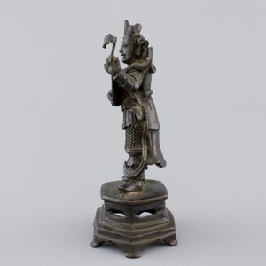 A Chinese bronze sculpture of a musician, Ming Dynasty, 16/17th C. — foto 4