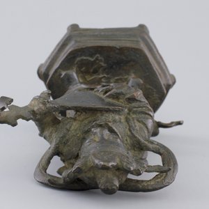 A Chinese bronze sculpture of a musician, Ming Dynasty, 16/17th C. — foto 6