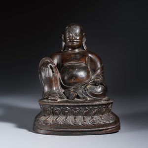 A Chinese bronze seated Budai on a lotus throne — 照片 2