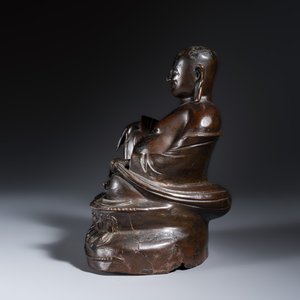 A Chinese bronze seated Budai on a lotus throne — 照片 3