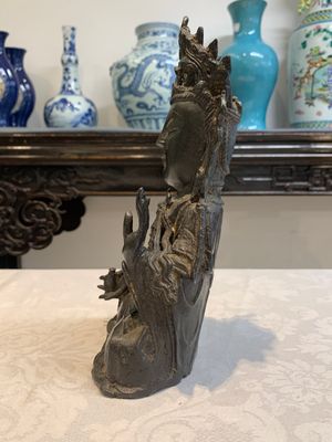 A Chinese bronze seated Guanyin, Ming — photo 3