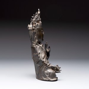 A Chinese bronze seated Guanyin, Ming — photo 5