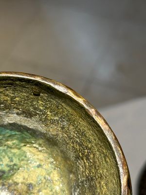 A Chinese bronze Shang-style 'gu' vase on wooden stand, 19/20th C. — 照片 12