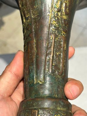A Chinese bronze Shang-style 'gu' vase on wooden stand, 19/20th C. — 照片 3
