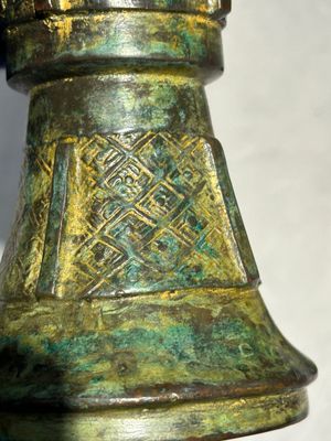 A Chinese bronze Shang-style 'gu' vase on wooden stand, 19/20th C. — 照片 6