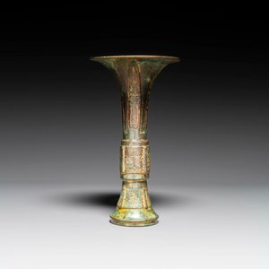 A Chinese bronze Shang-style 'gu' vase on wooden stand, 19/20th C. — 照片 2