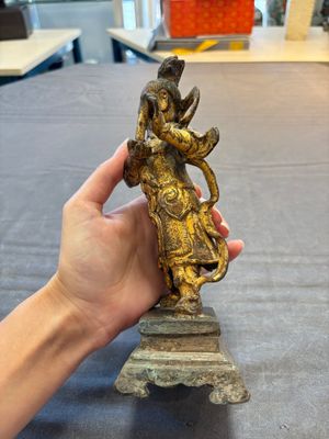 A Chinese bronze Taoist figure and a gilt-lacquered guardian, Ming — photo 2