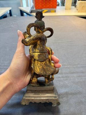 A Chinese bronze Taoist figure and a gilt-lacquered guardian, Ming — photo 3
