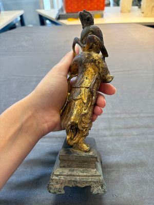 A Chinese bronze Taoist figure and a gilt-lacquered guardian, Ming — photo 4